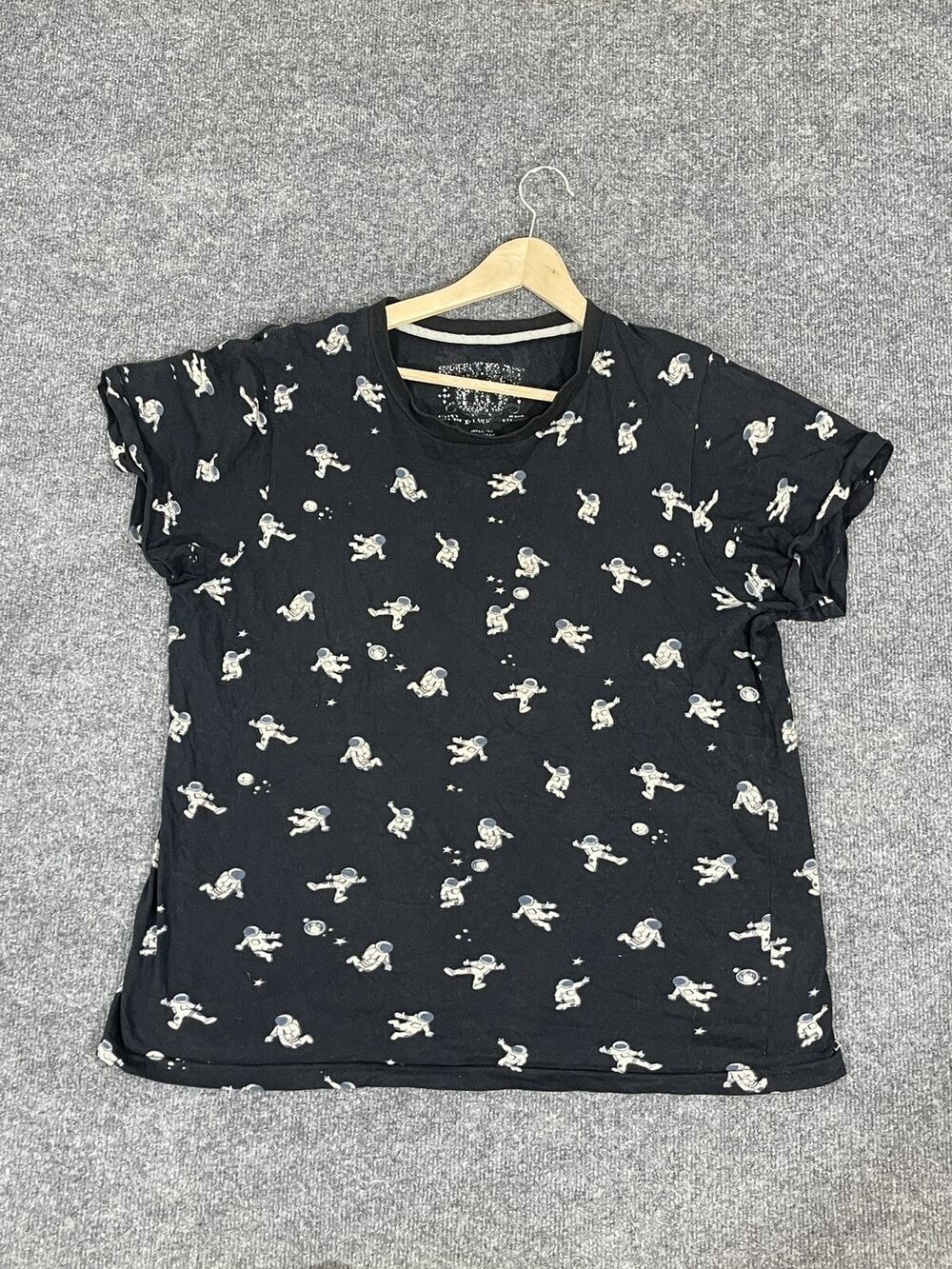 NASA Shirt Mens XL Tee Astronaut Spaceman Slim Outer Space Graphic Tee N88
